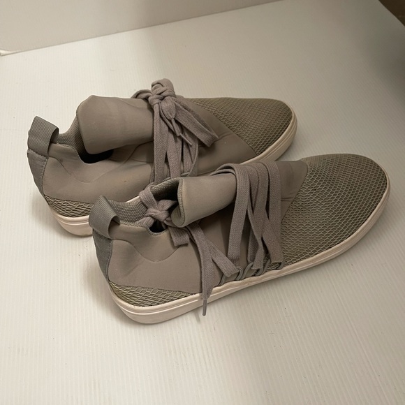 Steve Madden Lancer Sneaker in Grey - Picture 7 of 8